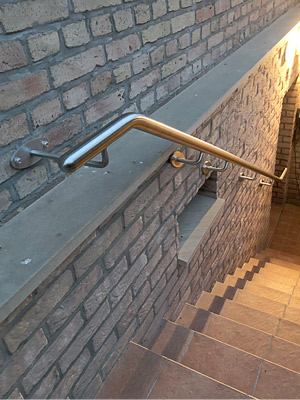 Edelstahlhandlauf für Kellertreppe zweimal gebogen mit einem verlängertem Handlaufhalter