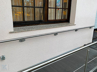 Handlauf aus Edelstahl gerade für Außen an einer Rampe montiert