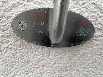 Detail Edelstahl Handlaufhalter mit ovaler Wandplatte für eine bessere Lastverteilung