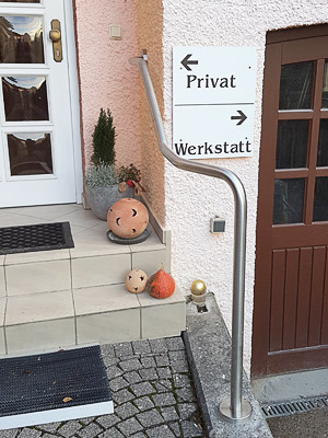 Handlauf freistehende gebogen, in Sonderanfertigung mit Wandbefestigung