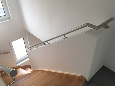 Handläufe für viertelgewendelte Treppe - Gesamtansicht - Handlauf auf Brüstungsmauer