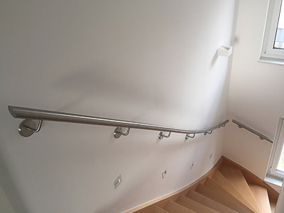 Handläufe für viertelgewendelte Treppe - Gesamtansicht - gewalzte Handläufe