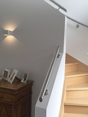 Handläufe für viertelgewendelte Treppe - Handlauf auf Brüstungsmauer - Handlaufenden der Treppenneigung angepasst schäg verschlossen