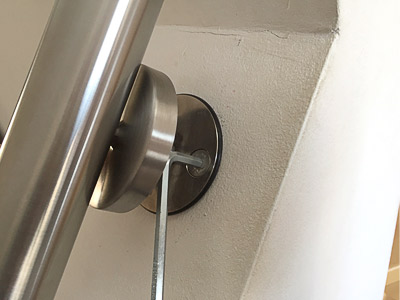 Handlauf auf Brüstungsmauer - Montagedetail Handlaufhalter - Ronde mit Gummiring zur Arretierung der Abdeckrosette