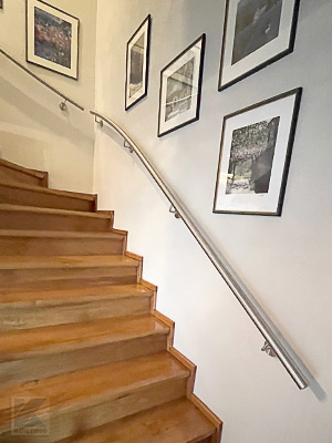 Edelstahlhandlauf zur Wandmontage für eine viertelgewendelte Treppe - 1. Lauf