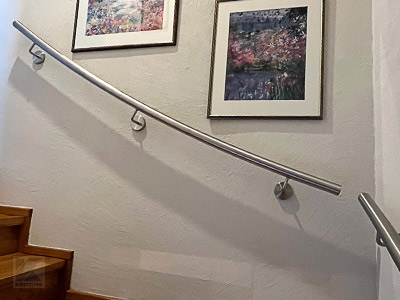 Edelstahlhandlauf zur Wandmontage für eine viertelgewendelte Treppe - 2. Lauf