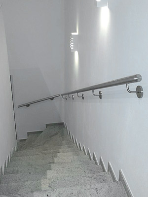 Handläufe gerade, jedoch an einer viertelgewendelten Treppe montiert, so dass die Handlaufhöhe im unteren Bereich zu niedrig ausfällt