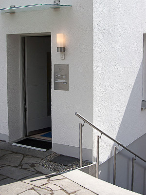 Edelstahl Handlauf gewalzt mit Unterstützungspfosten in Sonderanfertigung für eine Außentreppe