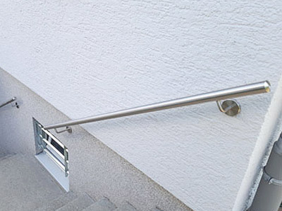 Handläufe gerade zur Wandmontage an der Kellertreppe
