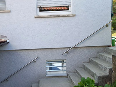 Handläufe gerade zur Wandmontage an der Kellertreppe - Gesamtansicht