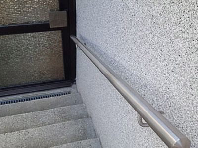 Handläufe gerade zur Wandmontage an der Kellertreppe - Ansicht von oben