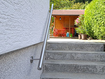 Handläufe gerade zur Wandmontage an der Kellertreppe - Blick nach oben auf verlängerte Handlaufhalter