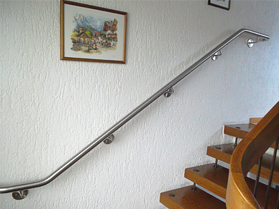 Treppenhandläufe zweimal gebogen für Innentreppe, Handlaufenden zur Wand gebogen