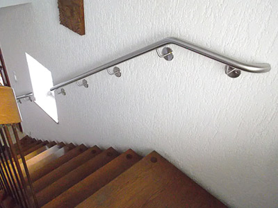 Treppenhandläufe einmal gebogen für Innentreppe, Handlaufenden zur Wand gebogen