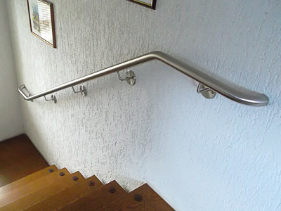 Treppenhandläufe zweimal gebogen für Innentreppe, Handlaufenden zur Wand gebogen