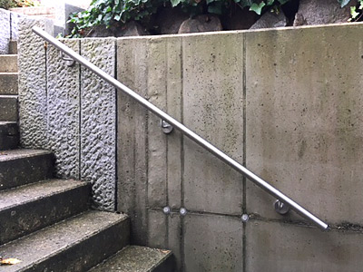 Treppenhandlauf gerade an einer Außentreppe