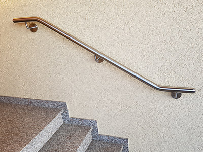Treppenhandlauf für Außentreppe zweimal gebogen