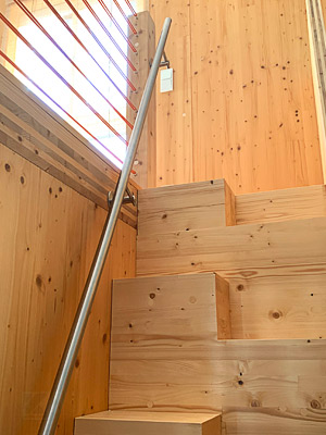 Treppenhandlauf aus Edelstahl für Raumspartreppe