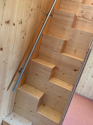 Treppenhandlauf aus Edelstahl für Raumspartreppe mit versetzten Stufen