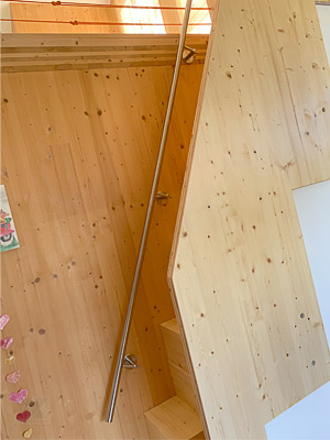 Treppenhandlauf aus Edelstahl an Holztreppe