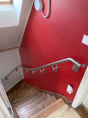 Treppenhandlauf aus Edelstahl für eine viertelgewendelte Innentreppe - Befestigung an Gipskarton mit speziellen Handlaufhaltern
