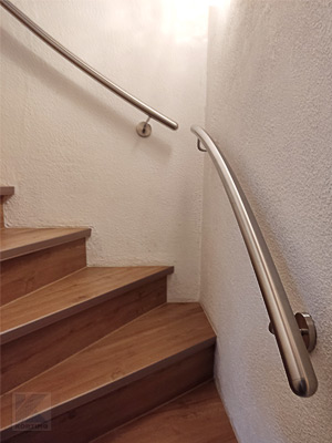 Treppenhandlauf aus Edelstahl für eine viertelgewendelte Treppe entsprechende des Treppenverlaufs gewalzt