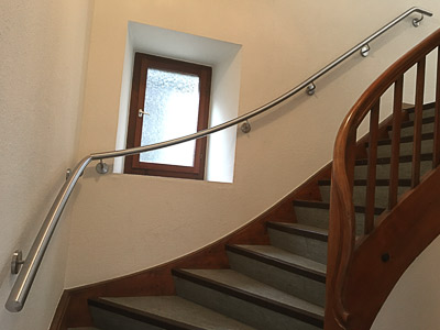 Treppenhandlauf gewalzt für viertelgewendelte Treppe - Blick von unten auf den Handlauf in zwei Fluchten