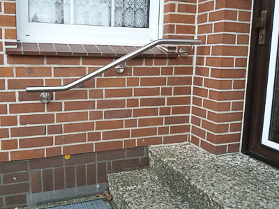 Treppenhandlauf für eine Außentreppe zweimal gebogen mit verlängerten Haltern