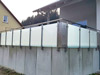 Geländerpfosten aus Rechteckrohr für Terrassengeländer mit einer Füllung aus mattiertem Glas