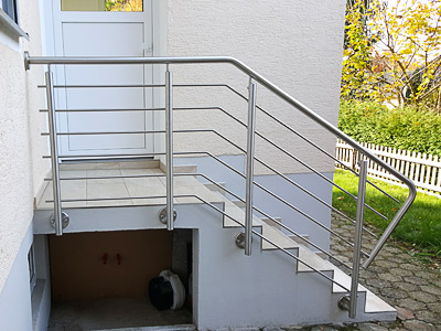 Treppengeländer aus Edelstahl mit Querstreben in Wangenmontage, mit Sonderausführung des Handlaufanfanges