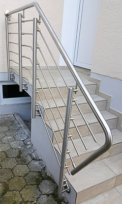 Treppengeländer aus Edelstahl mit Querstreben in Wangenmontage, Ansicht von vorn - Stabilisierung des Handlaufanfanges durch Verbindung mit Querstrebe