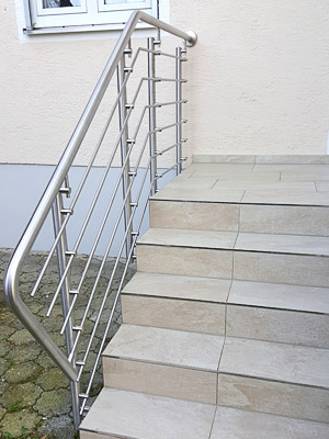 Treppengeländer aus Edelstahl mit Querstreben in Wangenmontage,Ansicht von der Treppe aus