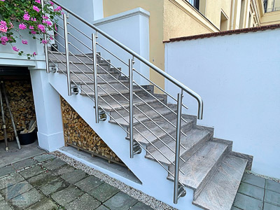 Treppengeländer aus Edelstahl, seitliche Montage mit 7 Querstreben aus Rundmaterial 14 mm