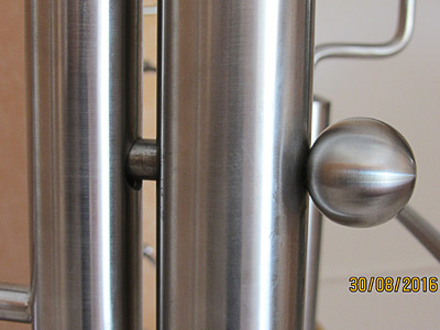 Schutztür aus Edelstahl an einer Innentreppe, Detail der Verriegelung