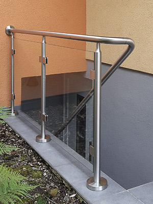 Treppengeländer für Brüstung an Kellertreppe mit einer großflächigen Glasfüllung, Geländerhandlauf mit Übergang in Treppenhandlauf mit Wandbefestigung