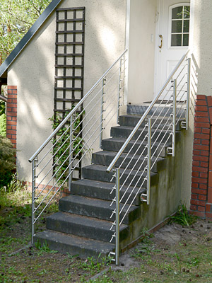 Treppengeländer aus Edelstahl mit Querstreben Verschraubung mit Stabhaltern, in seitlicher Montage